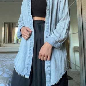 Ljusblå retro tunika  - En lång tunika som passar både knäppt och öppen. Den ljusblåa tunikan kan lätt göras om till en klänningen eller en öppen kofta. Passar de flesta kroppstyper, generellt en storlek M eller L. Säljes för 80kr + frakt. 