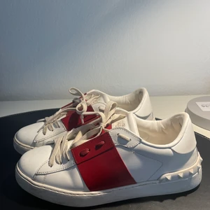 Valentino skor - Lägger upp skorna på nytt, då jag till slut bestämt mig för att sälja dem. Säljer mina valentino skor i strl 39. Självklart äkta & fint skick! Säljer de för 2300 vid snabb affär+ 110 kr frakt.