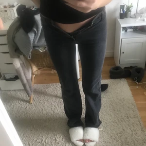 Grå jeans  - Skitsnygga jeans från Filippa K som tyvärr har blivit lite försmå för mig. Midjemåttet rakt över är 35 cm och innerbenslängden 82cm, jag är 175cm och de går ner till marken 💕 skickas med spårbar frakt för 66kr