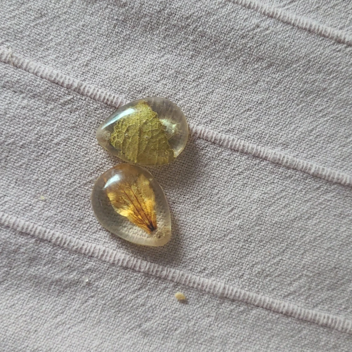 Två resin berlocker  - 90