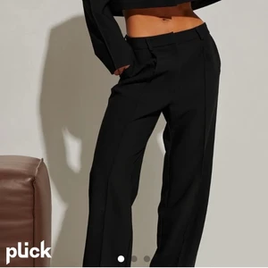 Kostymbyxor  - Säljer mina superfina kostymbyxor från Na-kd x Hanna Schönberg i storlek 38. Dom är i jättefint skick och använda enstaka gånger. På mig som är 175 nuddar dom marken! Nypris 549❤️