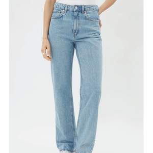 Jeans från weekday i färgen pen blue, nypris 500kr