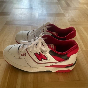 New Balance 550 vit/röda stl. 38 - Säljer mina fina New Balance 550 som jag köpte i höstas på soleplus.se. Storlek 38 och är perfekta i storleken!