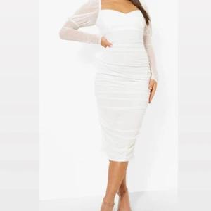 Vit Student klänning  - Säljer min oanvända student klänning då jag köpt en annan och inte kan lämna tillbaka denna. (Prislapp sitter kvar). Storlek 38.