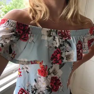 Så fin sommartopp/blus! Perfekt nu till sommaren eller skolavslutningen etc🌸 Funkar lika bra att ha girlangen uppe eller ner över axlarna som en offshoulder, du väljer🥰