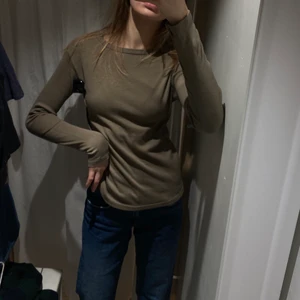 långärmad beige - säljer min långärmade beiga tröja från brandy melville💘knappt använd så i nyskick!