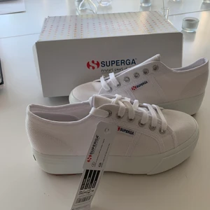 Superga 2790 - Superga x Hailey Bieber i storlek 37, helt nya alltså aldrig använda. Säljer då jag fått dem i present men är för små får mig. Nypris på skorna 1000