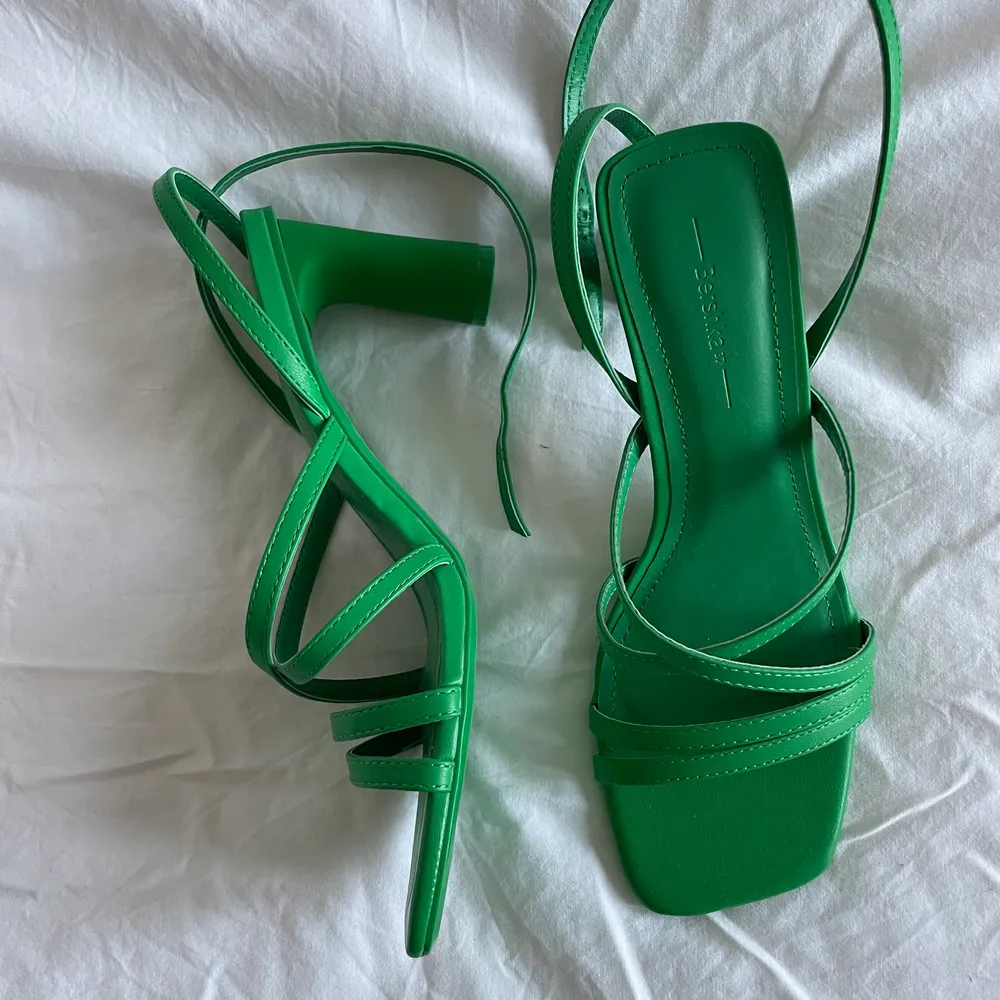 Gröna klackar i storlek 37 från Bershka💚 aldrig använda! Köpta i Paris finns inte att köpa på nätet🙈 Nypris 420kr Köparen står för frakten✨. Skor.