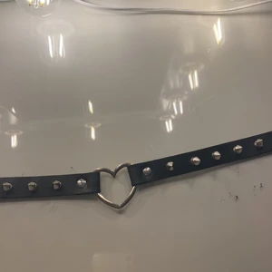 Emo halsband  - Säljer ett halsband men ett hjärta och piggar runt