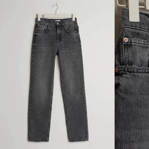90s highwaist jeans från Gina Tricot färgen washed grey 💕 Strl 36, knappt använda ord pris: 599kr💕