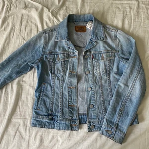 Jeansjacka från Levi’s - Blå jeansjacka från Levi’s i storlek M. 