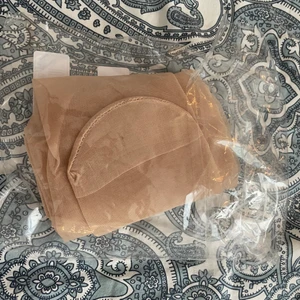 Hudfärgade strumpbyxor  - Helt vanliga hudfärgade strumpbyxor som jag bara testat 1 gång, passar storlekar S-M 🤍