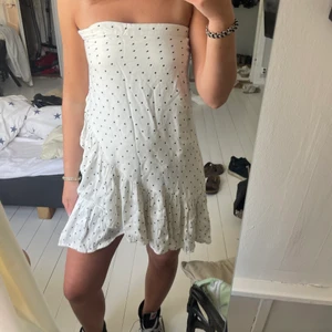 Klänning - Säljer denna superfina klänning/kjol som tyvärr är lite för liten för mig! Det är en långkjol från början men är superfin som klänning också, skriv för bilder hur den ser ut som kjol på💗 strl 34