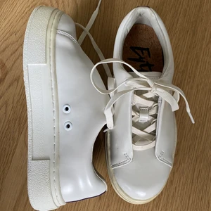 Eytys Doja - Eytys Doja i vitt skinn! Storlek 36. I princip oanvända (endast lite smuts på sulan). Köpare står för frakt! 