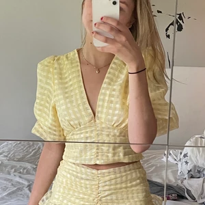 Super söt gul blus/topp - Super söt tröja till sommaren!💛 användt få tal gånger 