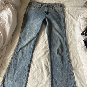 Brandy Jeans ! - säljer jeans!! har bara använt jeansen en gång, 2:a bilden är jag med på (172cm) och 3:e bilden är på min kompis (165cm) <33 
