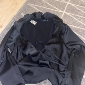 svart tröja - en svart tröja värd 250 kr men säljer den för 170 har inte använt den än enda gång på gurnd av att den inte passar mig