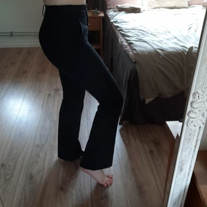 Svarta "kostumbyxor" - Ett par svarta kostymbyxor med fickor där fram i strl 34.