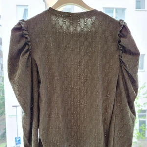 Topp  - Grön topp från vila som passar bra med vit linne under 