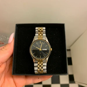 Citizen quartz klocka - En äkta citizen quartz köpt för 3700kr. Skicket är 9/10. Säljer vid ett bra bud. Kom med egna förslag så kan vi förhandla. Storlek på klockan kan ändras runt handleden.💕💕