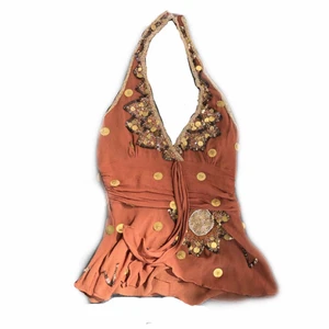 Halterneck topp  - Brun Halterneck topp med jätte fina detaljer har en dragkedja på sidan av den. Oanvänd tyvärr för liten på mig. 150+frakt 