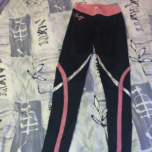 Träningstights  - ett par träningsbyxor fårn Lindex i storlek 170 men som S M också. I nyskick knappt använda hör av för mer bilder elr information. 