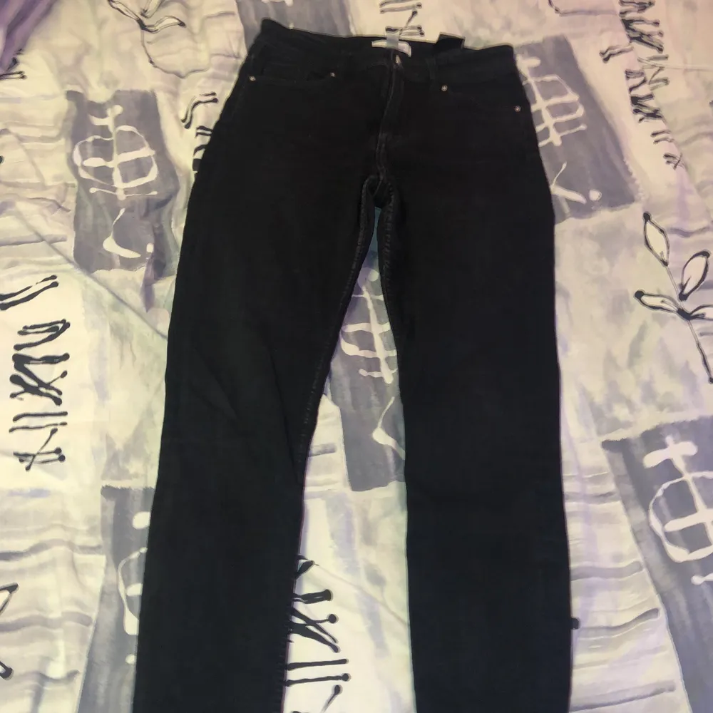 Ett par svarta jeans. Knappt använda i nyskick. De är fårn hm och är i storlek 36. Hör av för mer bilder elr information. . Jeans & Byxor.