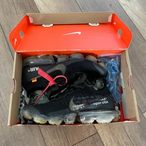 Nike Air Vapormax Off white - Nike Air Vapormax Off White storlek 42 vill ha 3000 kan gå ner i pris vid snabb affär Cond är 7-8/10 Og all legit check på sista bilden
