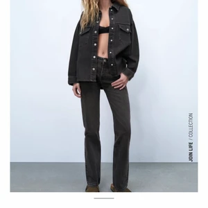 Jeans straight zara svarta - Säljer nu dessa svarta jeans från Sara som är helt slutsålda i storleken. Jättesköna mid waist. Säljer då de är lite för små för mig därav aldrog använda. Köpta för 349 säljer för 250kr.