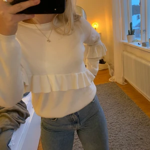Zara stickad tröja - Säljer en finstickad tröja med volanger från zara kids i strl 11-12 (152cm)