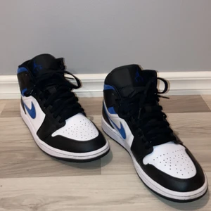 Jordan 1 racer blue mid - Säljer mina Jordan 1 racer blue mid pågrund av för liten storlek. ganska bra kondition och fräscha. Perfekta sommar skor! (Box och kvitto osv tillkommer) storlek US 8 = EU 41  pris kan diskuteras vid bra och snabb affär…