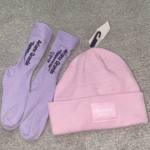ariana grande - säljer dessa strumpor från primark från 2018 och en thank u next mössa från hm köpt 2019! aldrig använda och inga skador eller liknande frakten är inte sådär dyr jag behövde bara skriva in något för att kunna lägga ut annonsen💖