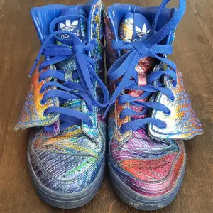 Ett par sällsynta Adidas Jeremy Scott Rainbow. Storlek 38. Använda några fåtal gånger.