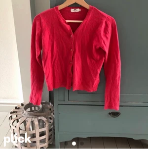 Stickad kofta  - Säljer denna rosa kofta för att den är lite för liten för mig. Köpt i Paris använd fåtal gånger!💗