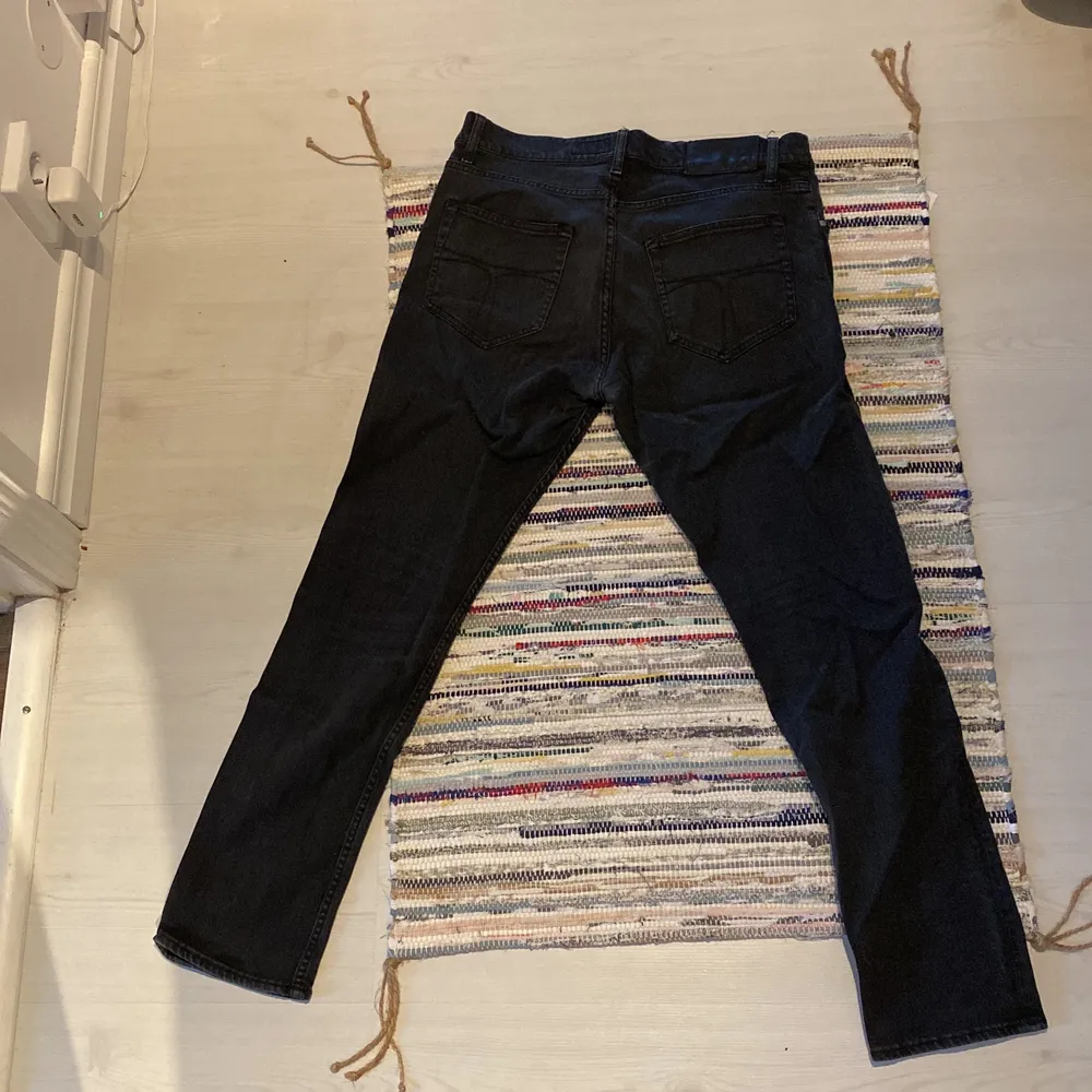 Ett par jeans i sliten svart färg i storlek 32/32, Tight modell.. Jeans & Byxor.