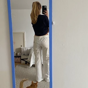 Filippa K linnebyxor  - Säljer vita linnebyxor den Filippa K som passar längden mellan 160-170(jag har strykt byxorna så att de passar 163 men de går att göra längre genom att vika ut kanten igen) och en storlek mellan xs-m beroende på ifall man vill ha de på höften, midjan osv.