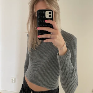 Pull&bear strl M (som S) - En basic stickad tröja från Pull&bear. Stilren ljusgrå färg och passar till det mesta!💗
