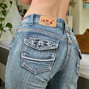 Lågmidjade jeans - Sååååå fina lågmidjade jeans med sjukt fina detaljer! Superfina fickor och rhinestones på framsidan (saknas några). Står att dem är i storlek 36 men dem passar mig som vanligtvis har XS/25 i jeans ! Kontakta mig gärna vid frågor!<3