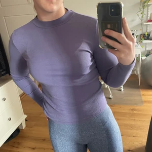 Monki lila turtleneck - Lila ribbad turleneck från Monki! Bra skick, passar allt från xxs-m då den är väldigt stretchig😊  Pris kan diskuteras vid snabb affär, frakt betalas av köparen.  Skriv gärna om ni har frågor eller vill ha fler bilder!💕