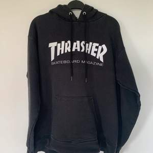 Thrasher hoodie i strl S. Mycket använd, köpt från second hand butik för några år sedan. Men fortfarande i bra skick! Katt finnes i hemmet Kan skicka spårbart frakt- tillkommer 66kr. Skicka för bättre bilder 