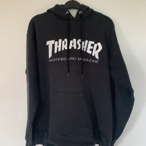 Thrasher strl S - Thrasher hoodie i strl S. Mycket använd, köpt från second hand butik för några år sedan. Men fortfarande i bra skick! Katt finnes i hemmet Kan skicka spårbart frakt- tillkommer 66kr. Skicka för bättre bilder 