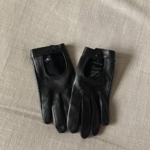 Säljer mina helt nya handskar då de är för små. Använda en gång. Nypris 750 kr. Frakten ingår i priset 