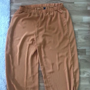 Orangea byxor  - Snygga byxor i st Xl