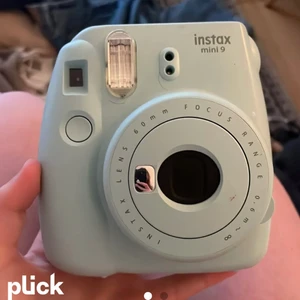 Kamera  - blå Kamera. Instax 9 mini. Frakten kostar. Det är bara de som finns på. bilden man får. Alltså inga bilder och osv. Den funkar för tillfället, Men kan inte hjälpa ifall den går sönder på vägen eller sluta fungera.