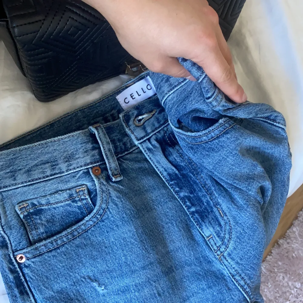 Jättefina jeans från fashion Nova aldrig använda säljer för dom inte passade på mig. ❤️ storlek M. Kan både möts upp i sthlm eller frakta . Jeans & Byxor.