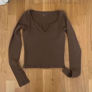 Brandy Melville topp  - Super fin topp från Brandy Melville i storlek ”one size”. Super snygga till ett par lågmidjade jeans. Endast använd  fåtal gånger.  För mer information eller bild skriv! <3 (frakt 51kr)