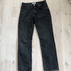 Zara Mid Waist - Zara mid waist jeans i fint skick. Storlek 38. Köparen står för ev frakt💗