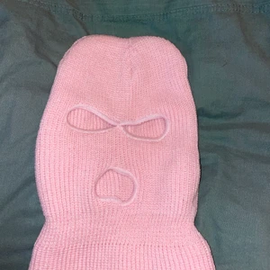 Rosa balaclava mask - Fint och bra stickad. Helt ny använt bara en gång. väldigt bra skick. Säljer för jag inte använder den. Snabb köp för 80kr