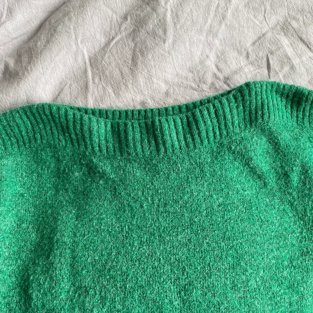 Fin grön tröja från H&M med lite öppen hals. Den är jättemjuk. Storleken är XS men den passar som S. . Tröjor & Koftor.