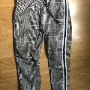 Mönstrade byxor  - Mönstrade byxor i storlek M